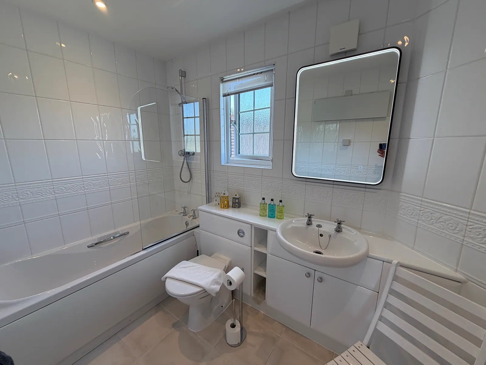 The en-suite bathroom at Grey Heron Lodge