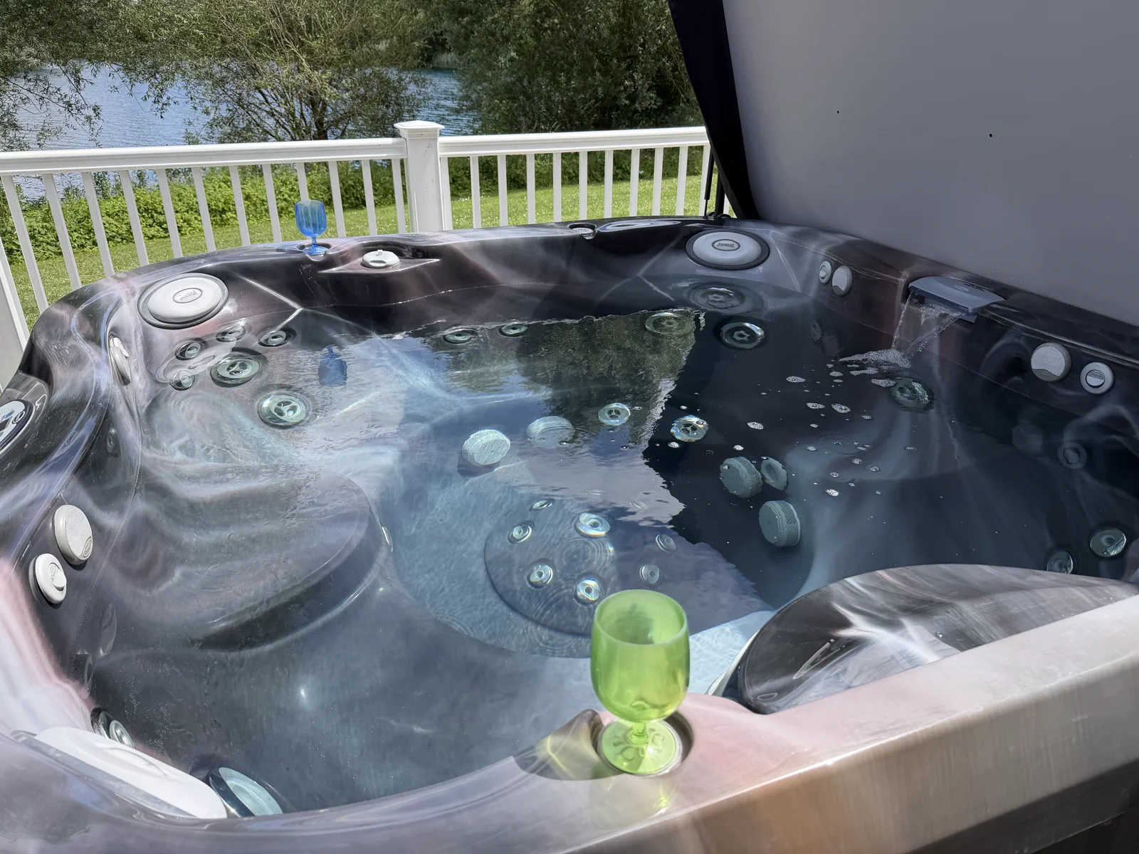 The jacuzzi hot tub on the deck at Grey Heron Lodge