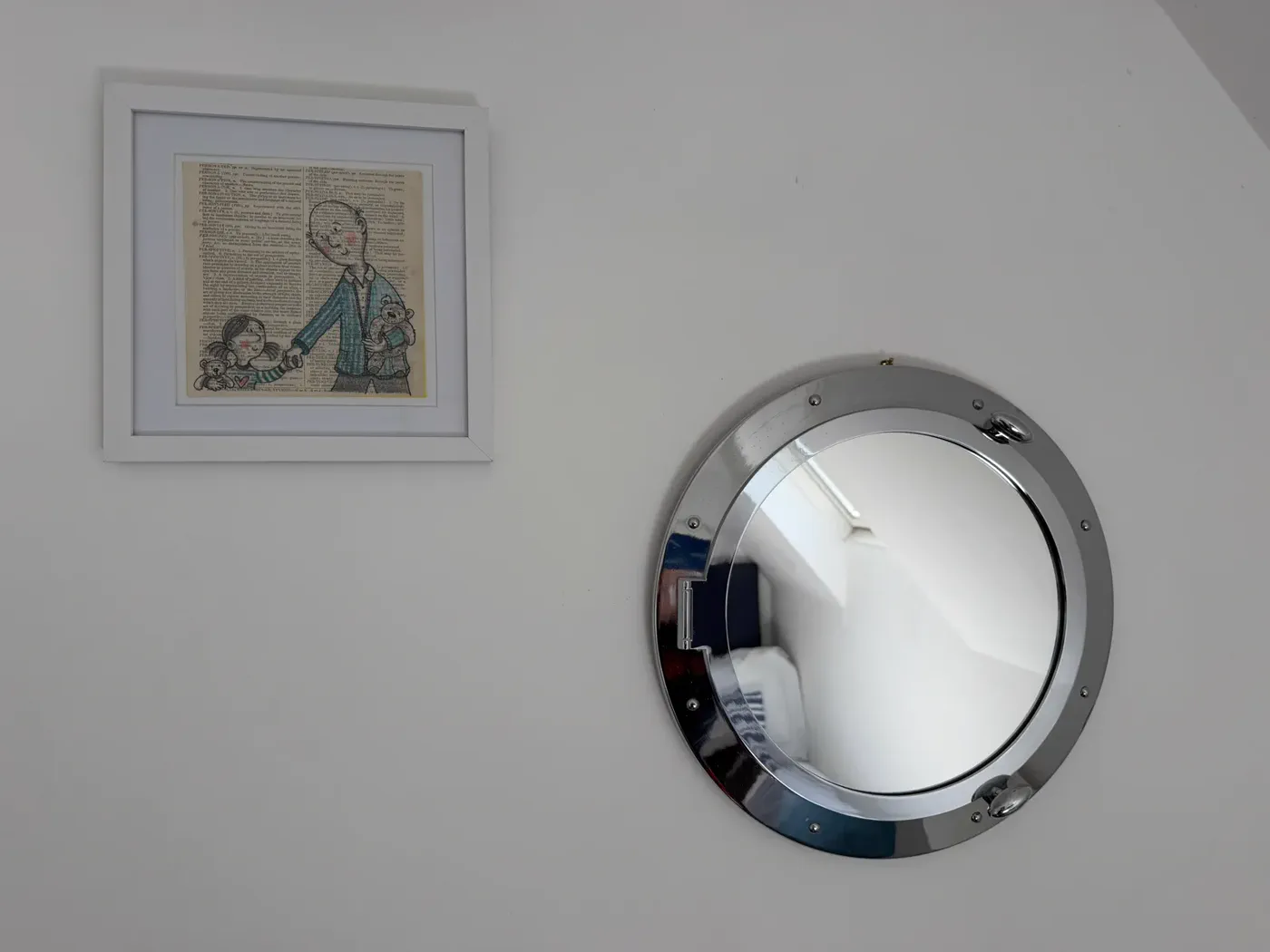 A dressing mirror detail in Bedroom 3 at Green Woodpecker Lodge