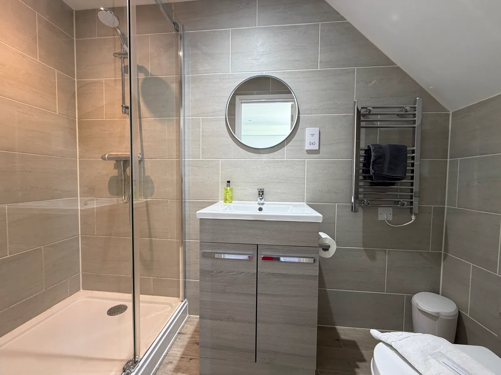 The en-suite bathroom at Green Woodpecker Lodge
