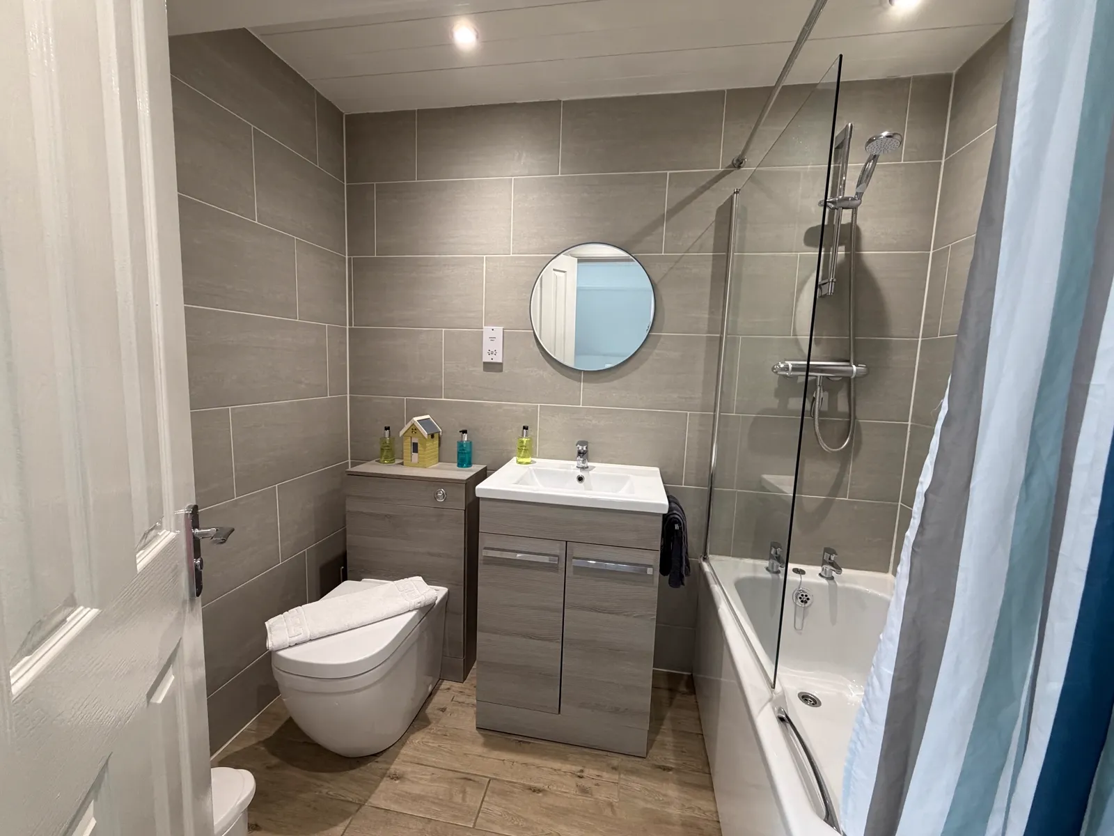 The family bathroom at Green Woodpecker Lodge